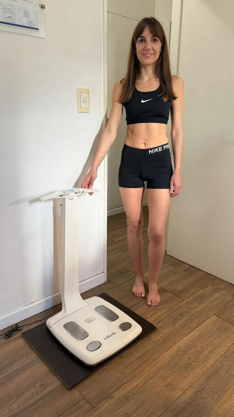 Paula junto al equipo InBody al finalizar su análisis